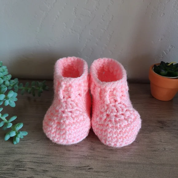 New pink baby booties, Baby shoes, crochet shoes, newborn shoes, girl shoes - Picture 1 of 10